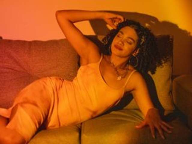 go to chat with Alahia-Baiter