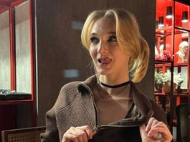 ALEX-7595 amateur webcam photo