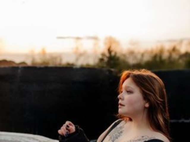 go to chat with AlinaAdams