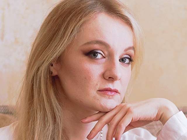go to chat with AlmaQueen