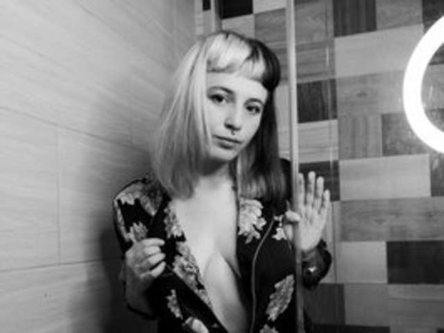 go to chat with Amapolaa-07