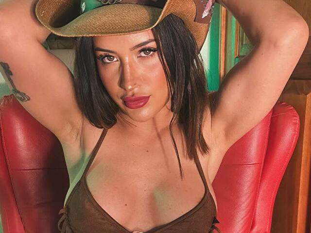 go to chat with Anitta