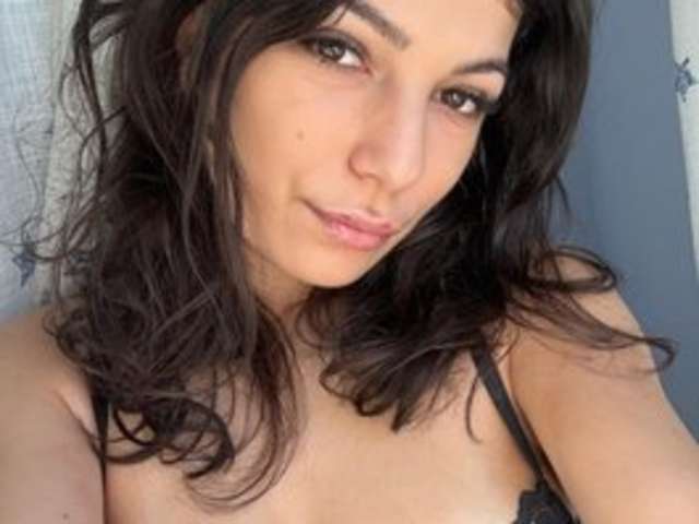 go to chat with Anna-Lewis