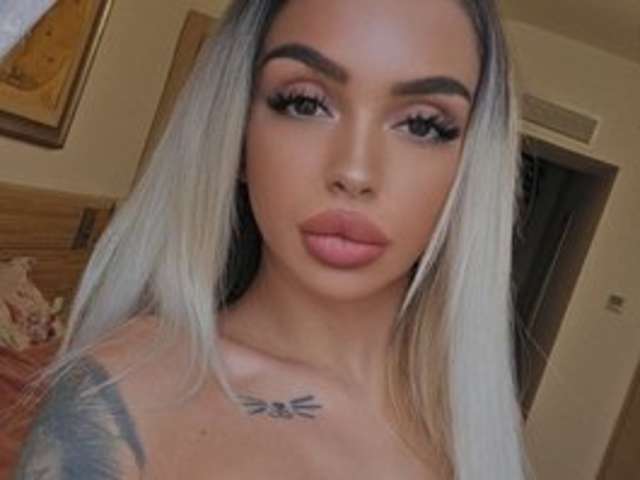 go to chat with AprilHadid