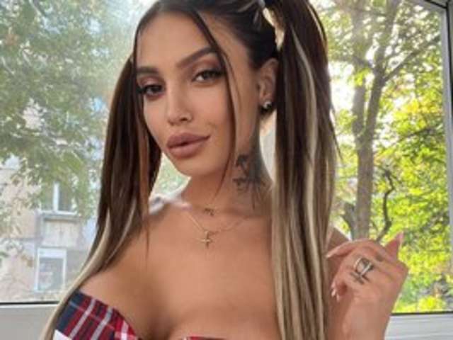 go to chat with AshleyLux