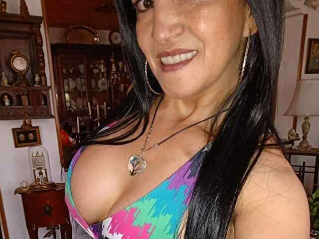 go to chat with BellaCora
