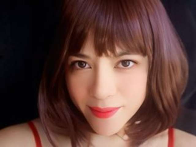 go to chat with Candela