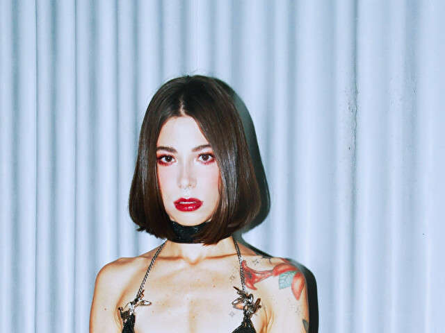 go to chat with Carolienwoll