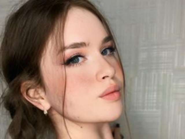 go to chat with Charming--huntress