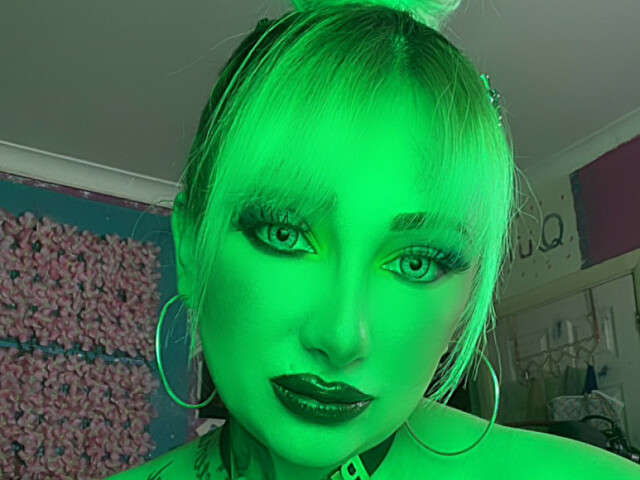 go to chat with Curvylicious