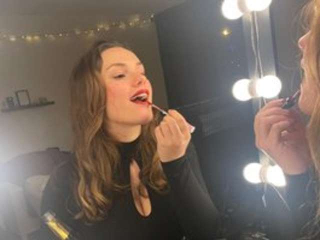 go to chat with DjennaLove