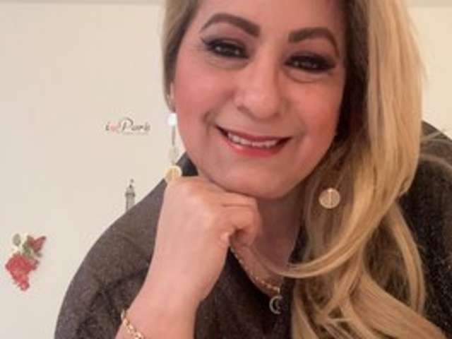 go to chat with Elena-xx