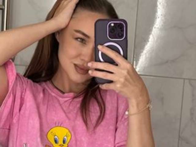 go to chat with Emili1-