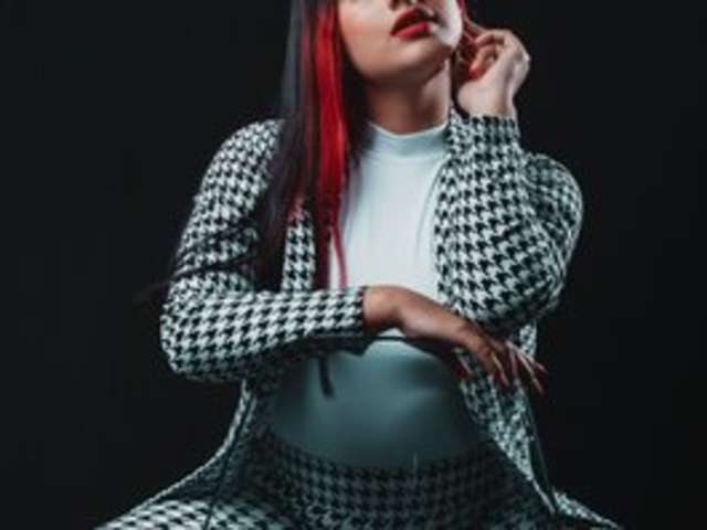 go to chat with Emily-Foxyy