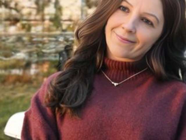go to chat with Emmie-Lise