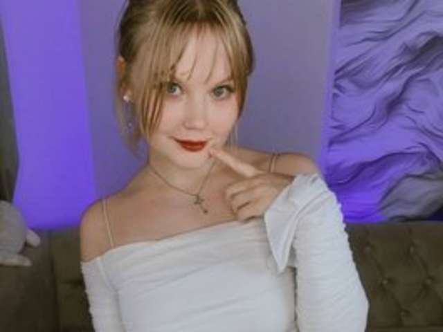 go to chat with Essie-Fanning