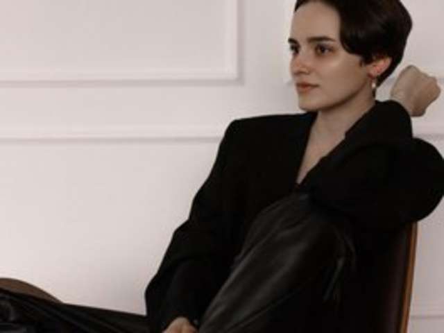 go to chat with Estella-Elsie