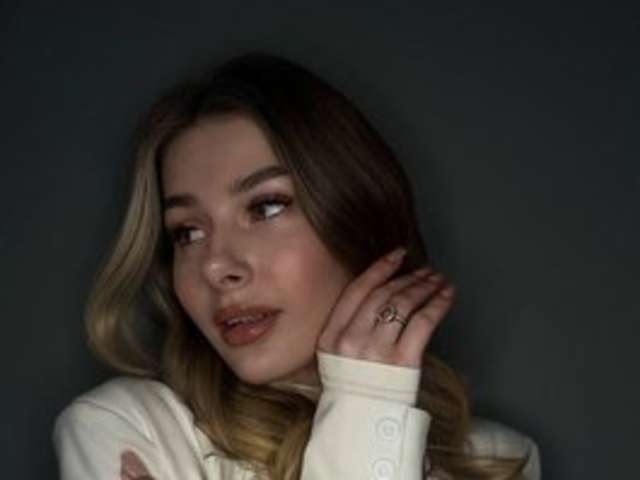 go to chat with EvaEllis