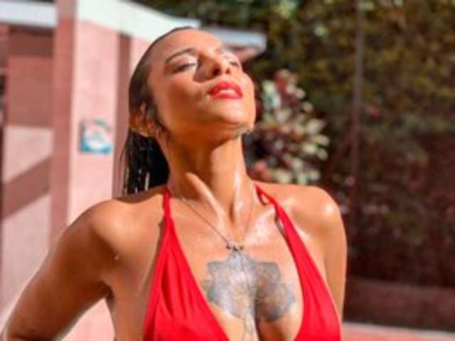 go to chat with EvaQueen-