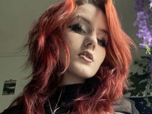 go to chat with EvelineLore