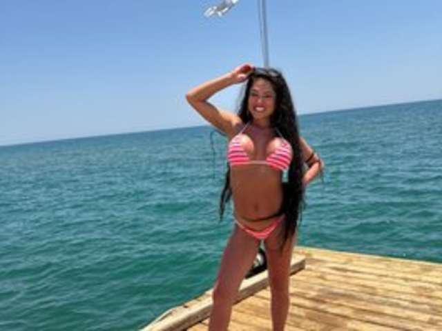 go to chat with F3ckdolllucy