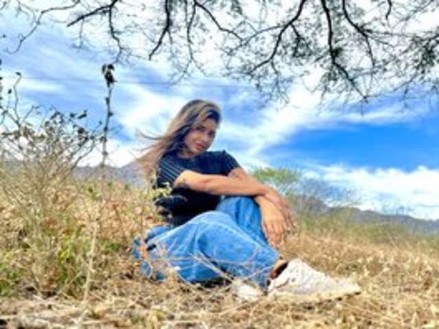 go to chat with HAILEY01
