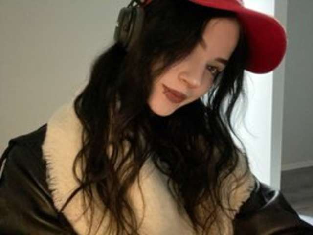 go to chat with Hi-Kylie