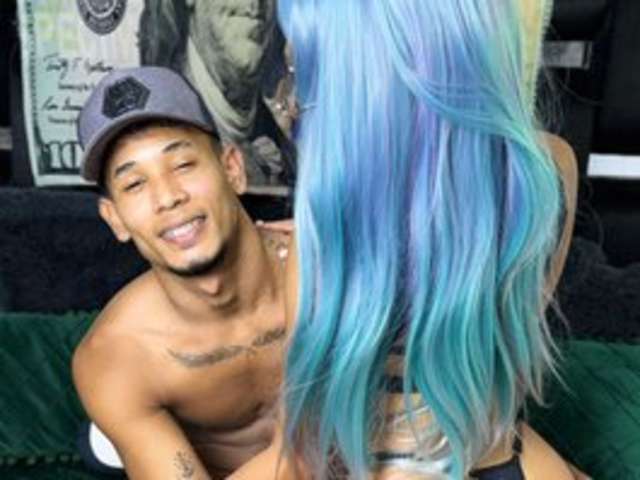 go to chat with HilaryandStraight