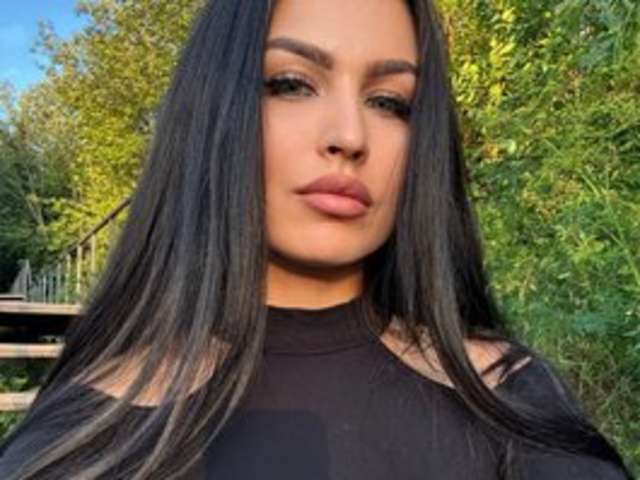 go to chat with HotVanessaX-