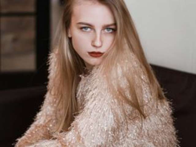 go to chat with HotWillow