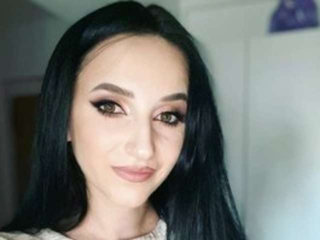 go to chat with Julia-Jae