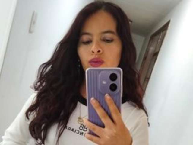go to chat with Juliana-rosee