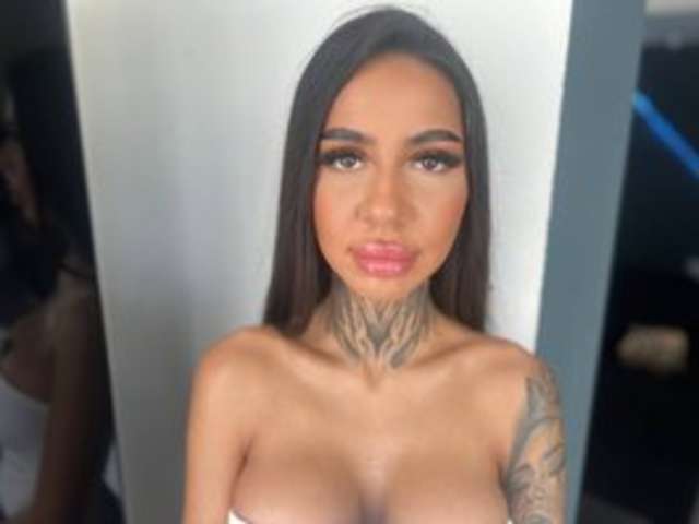 go to chat with KiaraMoreno