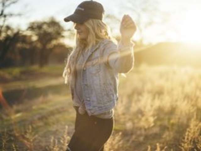 go to chat with Lady-blonde