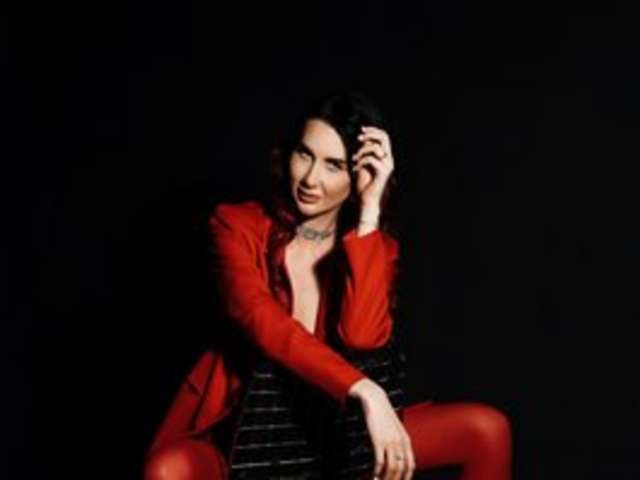 go to chat with Lady_RedAlexa_