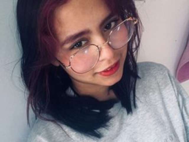 go to chat with Layla-white