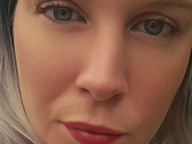 go to chat with Leonie