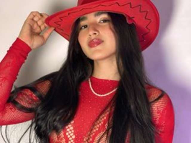 go to chat with Lia-Mar