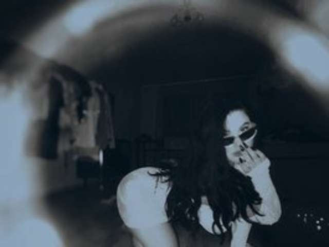 go to chat with LilMissKneels