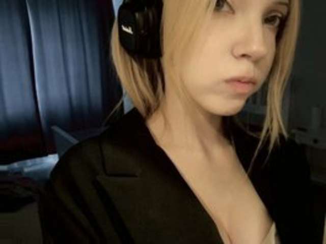 go to chat with Lilly-XO-XO