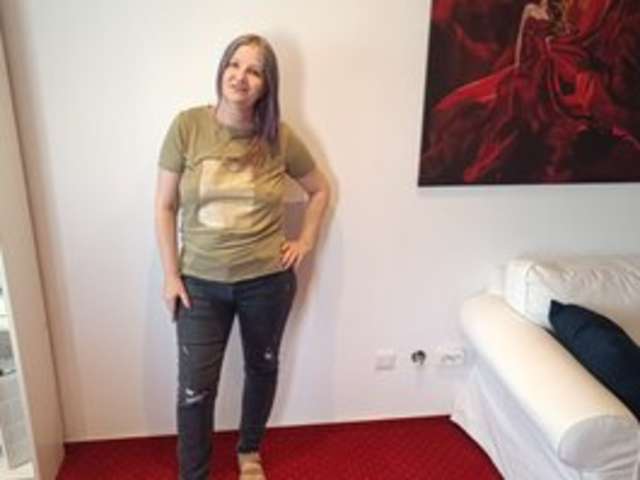 go to chat with Lillyhott