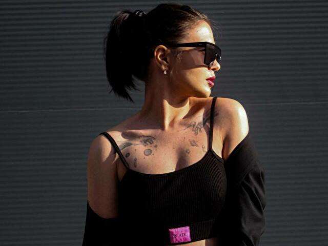 go to chat with Lirika