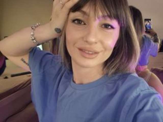 go to chat with LolaxCute