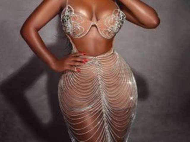 go to chat with MONI22-Years-
