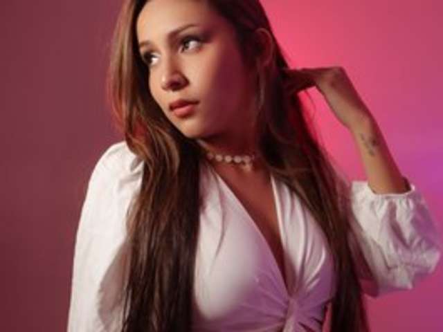 go to chat with MadelayneFiisher