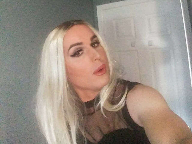 go to chat with MikaJade
