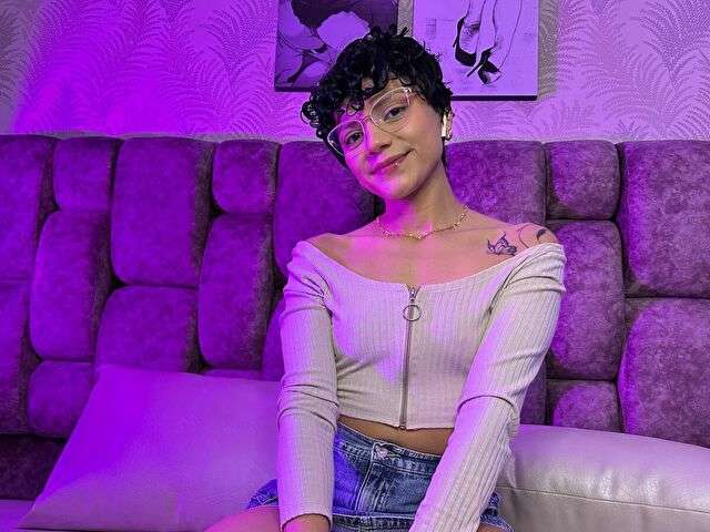 go to chat with NaomyLoves
