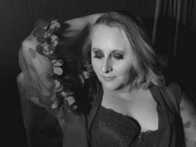 go to chat with Naughtywife77