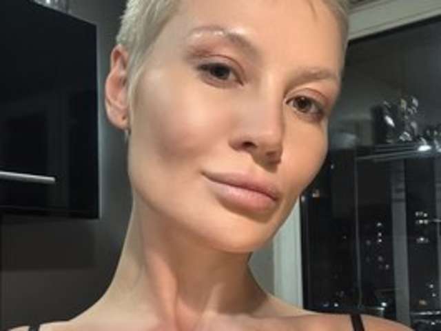 go to chat with Nikole_FOX