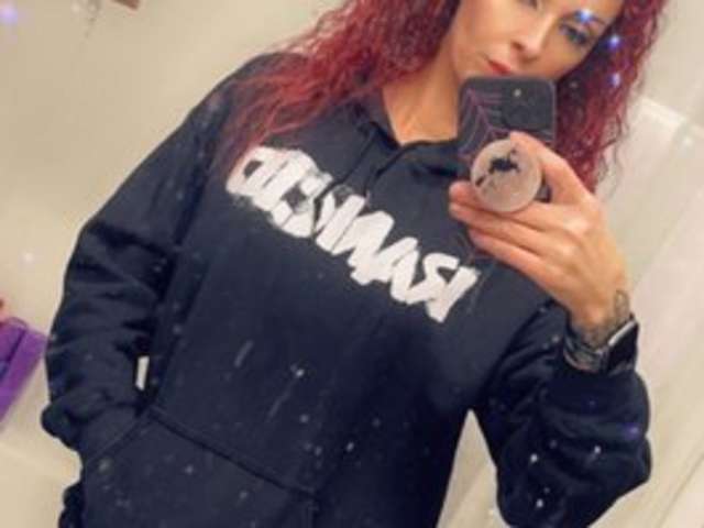 go to chat with Petitemilf44